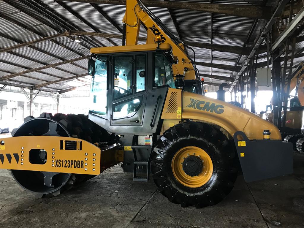 Vice-prefeito Taborda recebe rolo compactador para Giruá